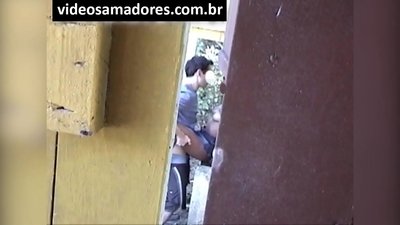 Voajer snima jebanje mladog para dok ne otkrije videosnimku