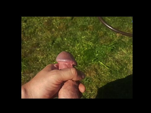 ❤️ Vruća zgodnica jebe svoju ružičastu macu i svršava špricom u ljetnom vrtu Seks na hr.mysexgamer.ru ❤