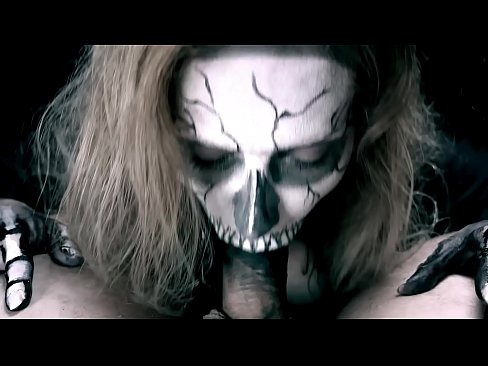 ❤️ Demon djevojka siše kurac svojim crnim ustima i guta spermu. Seks na hr.mysexgamer.ru ❤